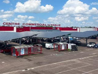 Parking centre commercial, ciel nuageux